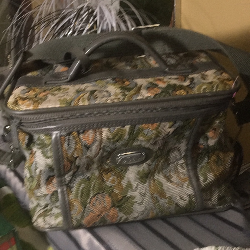 Jordache carryon 7 1/2 X10 Tapestry flowers